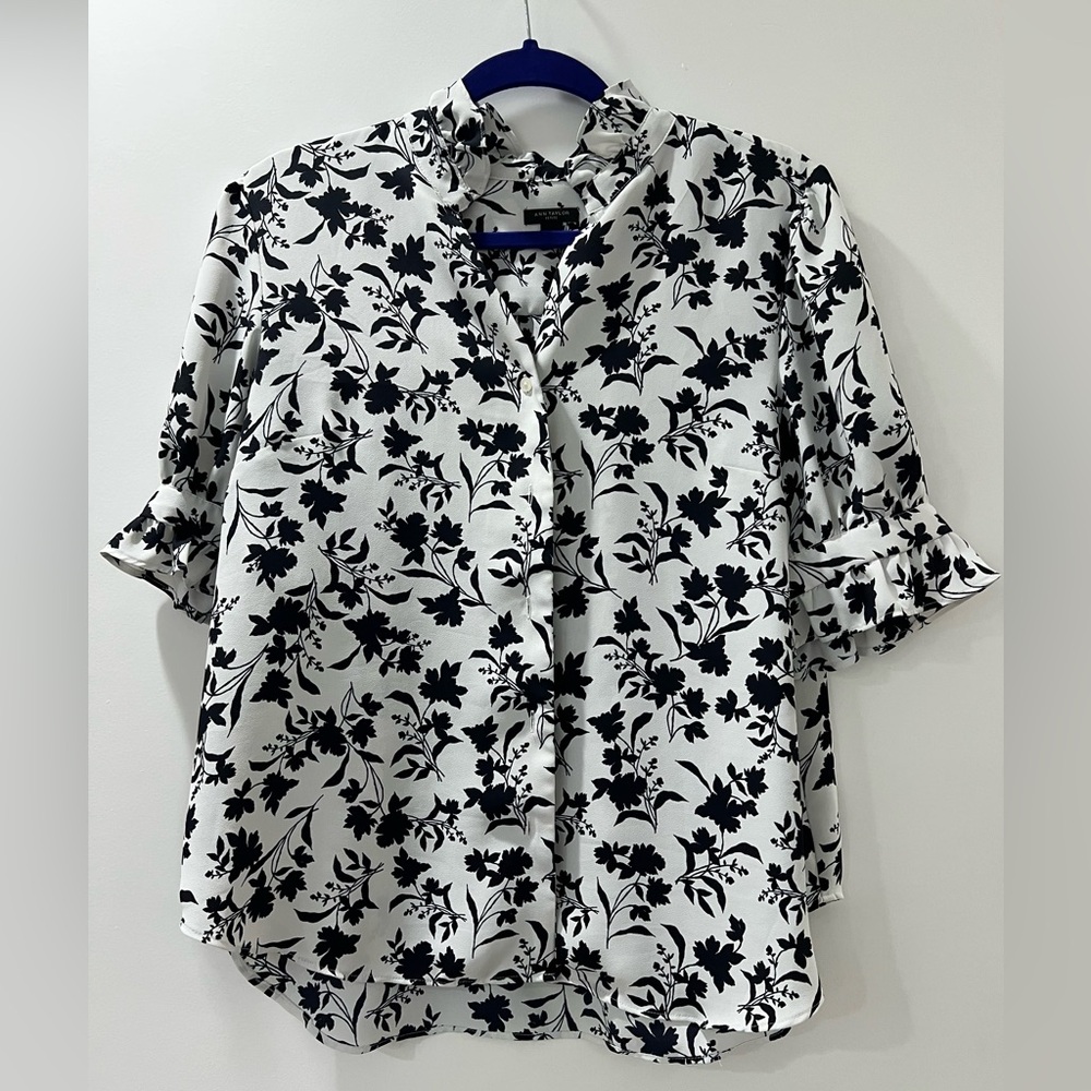 Ships 4 Free! Anne Taylor blouse black white floral size L. Ruffle, pleats
